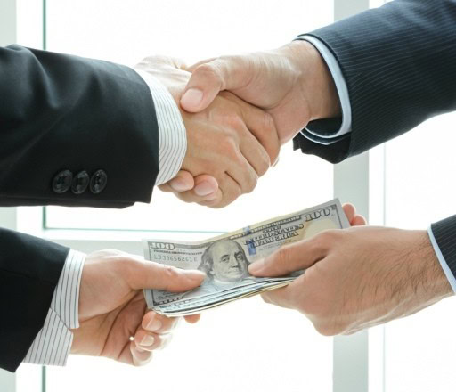 Các bên ký kết hợp đồng chuyển nhượng cổ phần