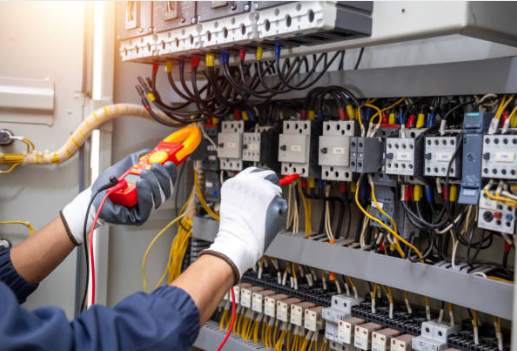 Technicien de ROCHUT ENERGIES réalisant une installation d’électricité dans un bâtiment tertiaire