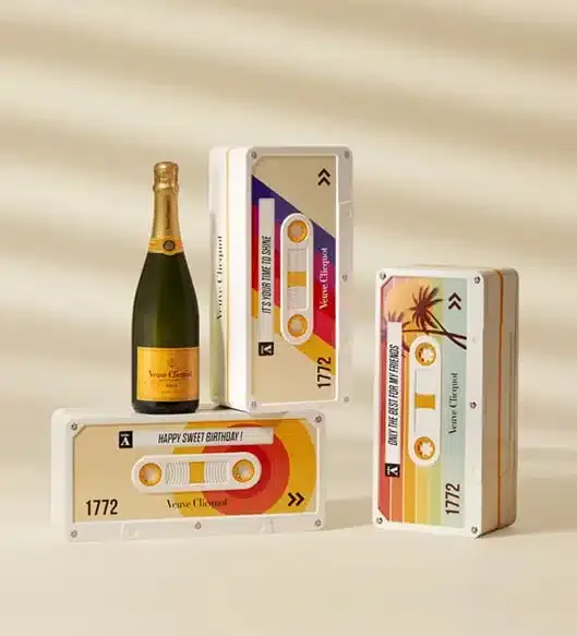 bouteille de champagne avec trois boites style cassette