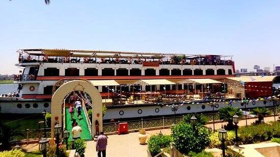 الباخرة نايل كروز دايموند بوت الباخرة نايل كروز الملكية ذات فئة الـ 5 نجوم و التى تعد من افضل البواخر النيلية المتحركة بالقاهرة 2024 حيث تشمل الرحلة النيلية الإبحار فى النيل مع مشاهدة افضل الفقرات الفنية الرائعة بجانب تناول أشهى المأكولات الشرقية و الغربية و مشاهدة افضل العروض الفلكلورية الخلابة كل ذلك و اكثر مع الباخرة نايل كروز - أستمتع بــ رحلة نيلية بالقاهرة على مراكب النيل المتحركة 2024 و حجز الرحلات النيلية فى القاهرة 2024 مع نايل كروز الملكية استمتع بــ رحلة غداء نيلية 2024 و رحلات عشاء نيلية بالقاهرة 2024 على مركب فى النيل 2024 مع سهرة عشاء نيلية متحركة 2024 على افضل البواخر النيلية 2024 و المراكب النيلية المتحركة بالقاهرة 2024 نايل كروز المعادي