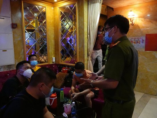 Đoàn kiểm tra làm việc với các đối tượng vi phạm