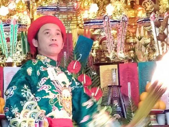 Nghệ sĩ Hoài Linh hát hầu đồng: Văn hóa dân gian hay mê tín dị đoan?