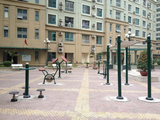 Đi dạo, tập thể dục ở sảnh chung cư có vi phạm chỉ thị 16?