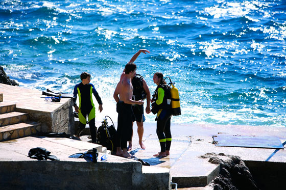 Figure-1-photo-of-scuba-guys-on-dock