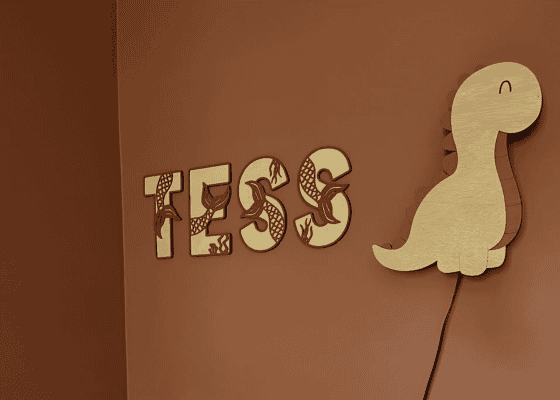 Houten letters Tess zeemeerminstaart aan de muur