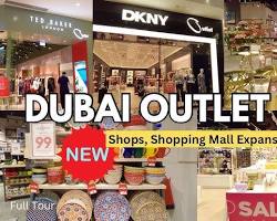 واجهة أوتلت مول مع لافتات خصم 90%، أحد أشهر مولات دبي بأسعار معقولة.