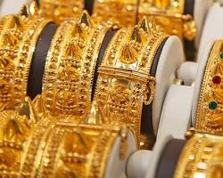 تفاصيل دقيقة لمشغولات ذهبية في محلات الذهب في دبي.
