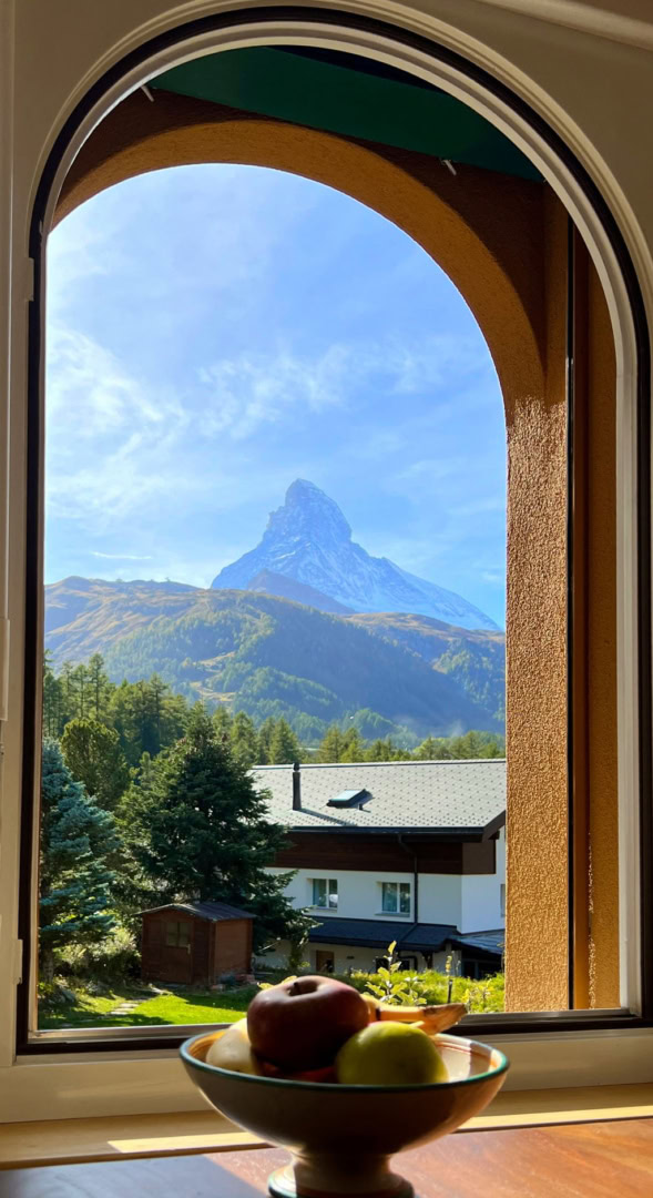 Blick durch Fenster im Studio im Haus Vira