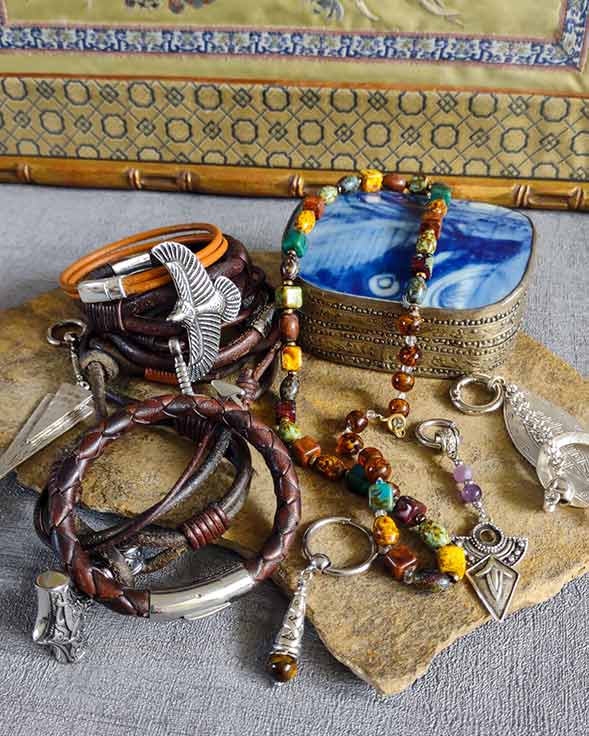 Image of bracelets, necklaces and earrings handmade by Antikuos