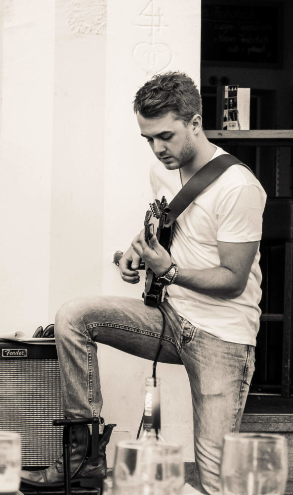 Bassist von Take it baked spielt Bass