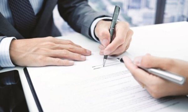 Doanh nghiệp có vi phạm luật nếu không trả lương tháng 13 như hợp đồng lao động đã ký