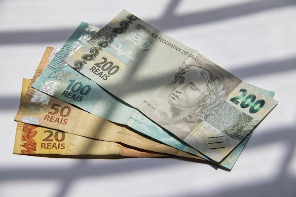13º salário: Prefeito de Castilho antecipa 1ª parcela e injeta R$ 1,4 milhão no comércio local 2 Antecipação da 1ª parcela do 13º salário em Castilho aquece o comércio com R$ 1,4 milhão, beneficiando servidores e movimentando o setor local.