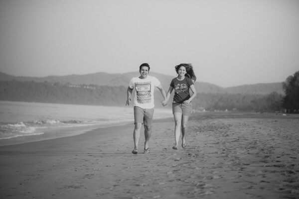 funny goa beach pre-wedding photography