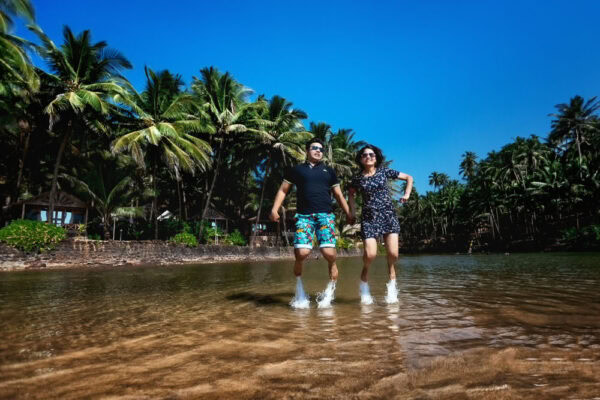 funny goa beach pre-wedding photography