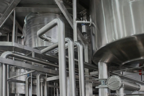 Industrielle Rohrleitungen und Anlagen als Beispiel für Wasseraufbereitung in Industrie und Pharma.