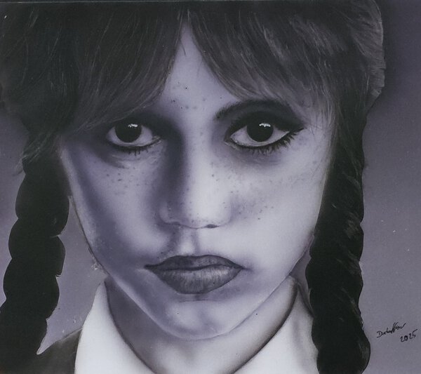 Original Airbrush-Gemaelde Wednesday Addams – Fotorealistisches Schwarz-Weiss Portraet von Jenna Ortega mit Zoepfen in reiner Freihand-Technik auf dunklem Hintergrund