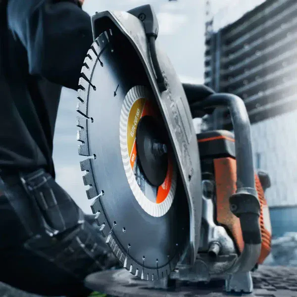 K770 14" POWER CUTTER kept on the ground stagnant not being used for a showcase picture