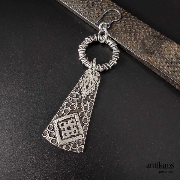 The guardian earring