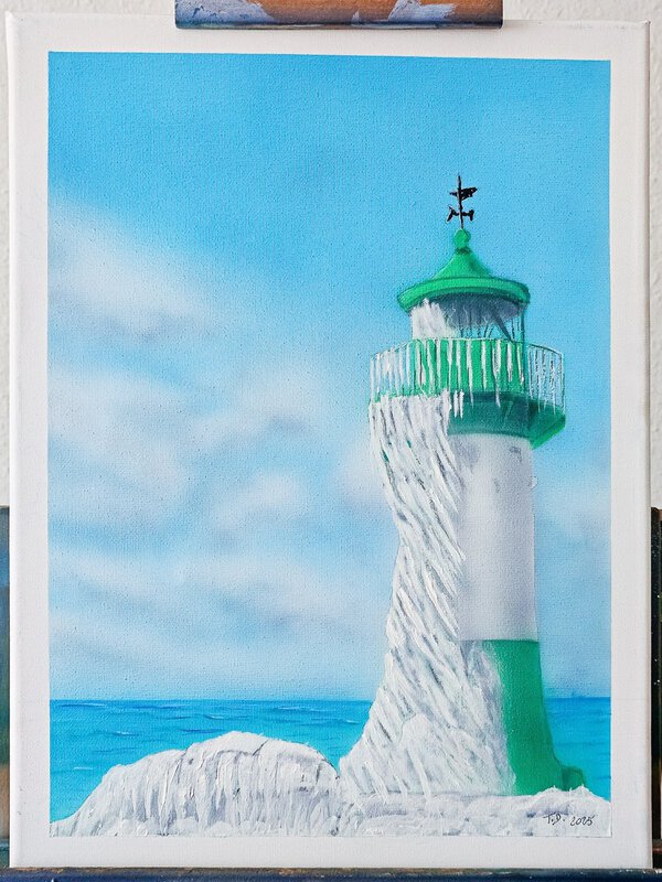 Original Airbrush-Gemaelde Vereistes Molenfeuer Warnemuende – Gruen-weisser Leuchtturm im Winter mit dicker Eisschicht und Eiszapfen auf Leinwand in Freihand-Technik