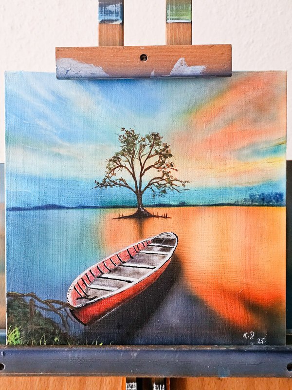 Original Airbrush-Gemaelde Sonnenuntergangs-Ruhe – Ein Holzboot im ruhigen Wasser vor einem Baum und farbgewaltigem Abendhimmel in Freihand-Technik