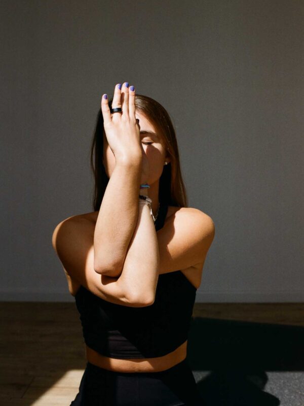 Yoga als Teil der vierwöchigen Microdosing Journey, einem Online-Kurs für Microdosing.