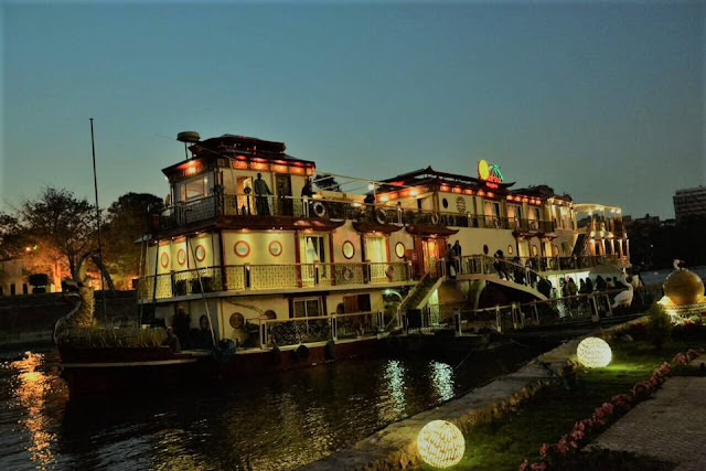 الباخرة نايل كروز دايموند بوت الباخرة نايل كروز الملكية Nile Cruise Cairo الباخرة نايل كروز الملكية ذات فئة الـ 5 نجوم و التى تعد من افضل البواخر النيلية المتحركة بالقاهرة 2024 حيث تشمل الرحلة النيلية 2024 الإبحار فى النيل مع مشاهدة افضل الفقرات الفنية الرائعة بجانب تناول أشهى المأكولات الشرقية و الغربية و مشاهدة افضل العروض الفلكلورية الخلابة كل ذلك و اكثر مع الباخرة نايل كروز الملكية Nile Cruise Cairo أستمتع برحلة نيلية بالقاهرة 2024 على مراكب النيل المتحركة 2024 و حجز الرحلات النيلية فى القاهرة 2024 مع الباخرة نايل كروز الملكية Nile Cruise Cairo حجز الرحلات النيلية بالقاهرة | رحلات عشاء نيلية | البواخر النيلية | البواخر النيلية المتحركة | حجز المراكب النيلية المتحركة | اسعار البواخر النيلية بالقاهرة | اسعار البواخر النيلية المتحركة - الباخرة نايل كروز هي باخرة نيلية متحركة في المعادي تقدم الباخرة رحلات لمدة 3 ساعات تشمل بوفيه مفتوح أسعار بواخر النيل المتحركة 2024 | حجز رحلة نيلية 2024 | الباخرة نايل كروز 2024 | باخرة نايل كروز 2024 | رحلات الباخرة نايل كروز 2024 | الباخرة نايل كروز المعادي 2024 | اسعار نايل كروز القاهرة 2024, الباخرة نايل كروز هي باخرة فخمة تضم خدمات حديثة مثل قاعة طعام واسعة وصالة ديسكو وبار وحمام سباحة
