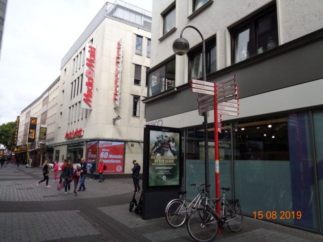Wegweiser werden in Köln perfekt aufgestellt.