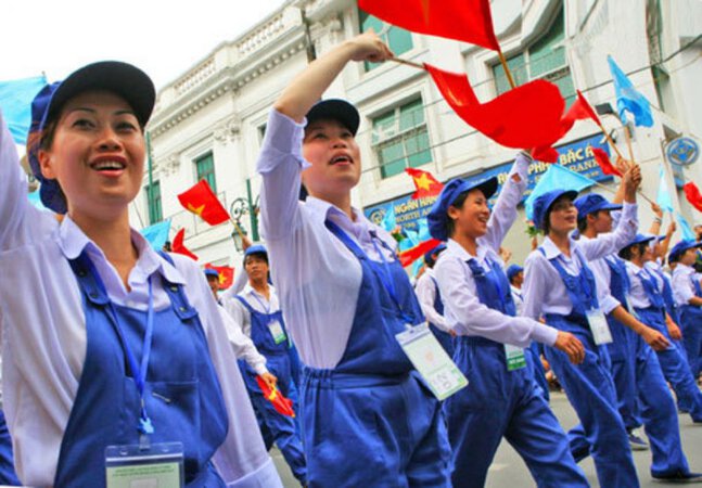 Pháp luật yêu cầu người lao động bắt buộc tham gia công đoàn hay không?