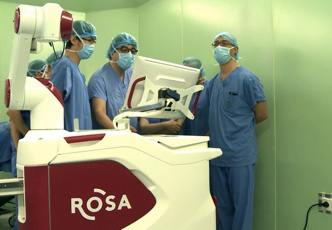 Robot Rosa được thổi giá lên đến 39 tỷ