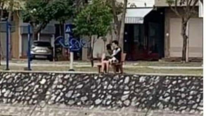 Đôi trẻ hôn nhau giữa công viên khi đang giãn cách xã hội