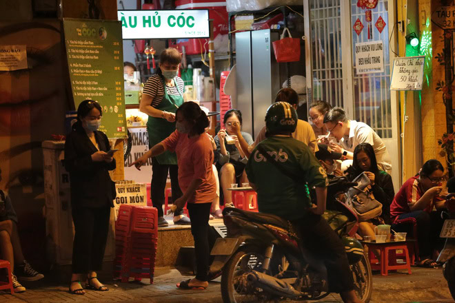 Yêu cầu quán ăn nhỏ tại TPHCM ngưng bán tập trung