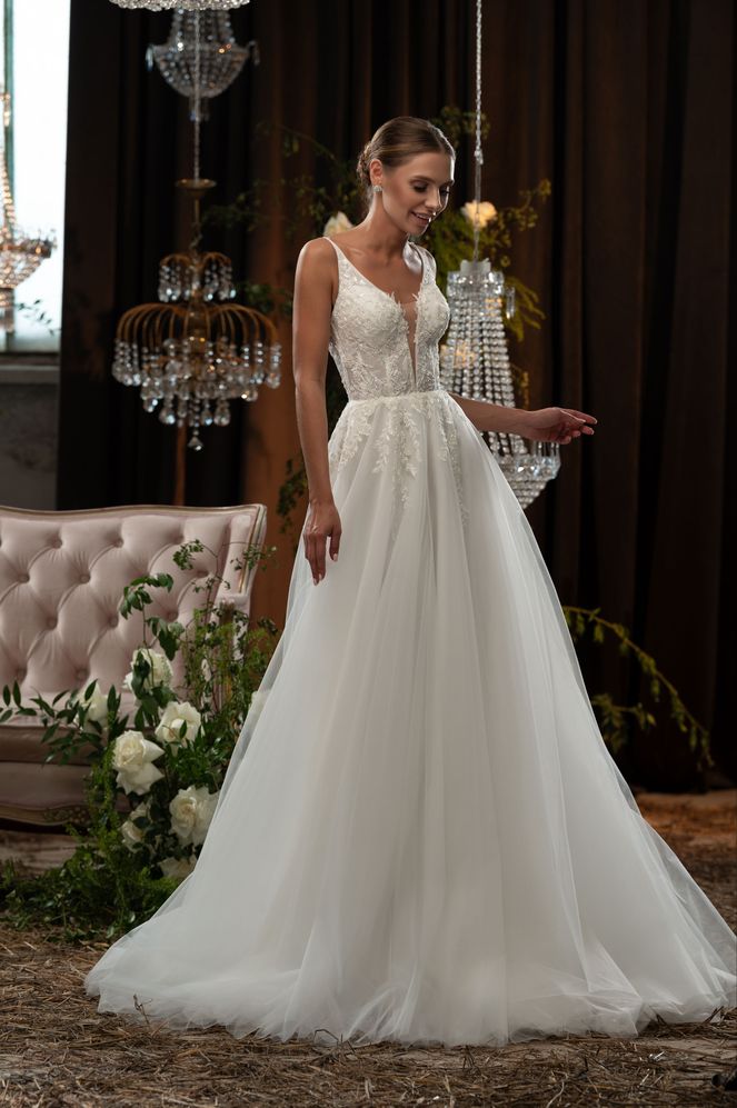 Εντυπωσιακό νυφικό με λεπτές τιράντες