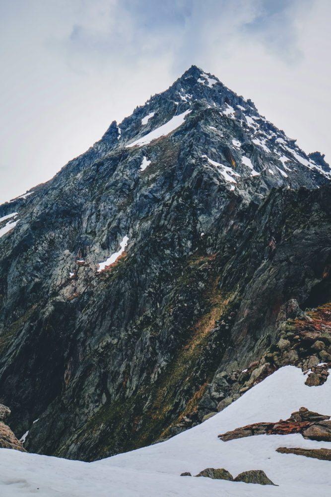Schroffe Bergspitze mit Schnee im Vordergrund