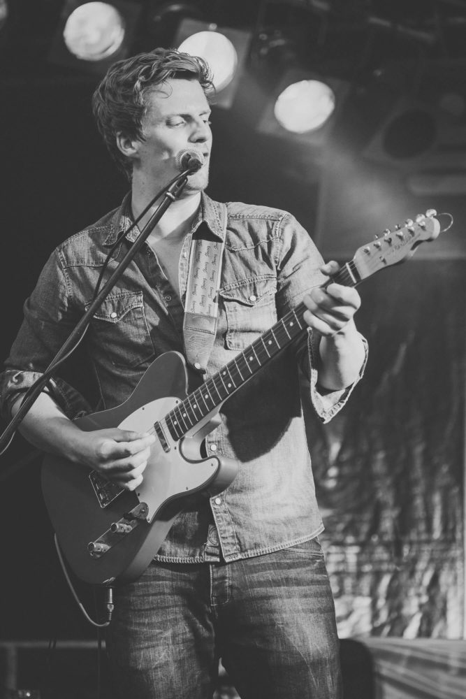 Georg Latz singt und spielt Gitarre