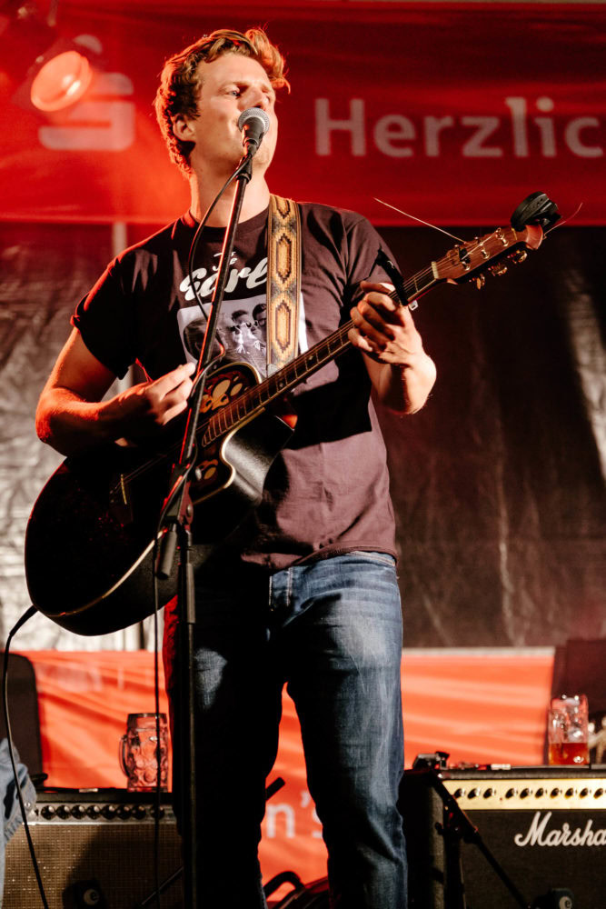 Georg Latz singt und spielt Gitarre