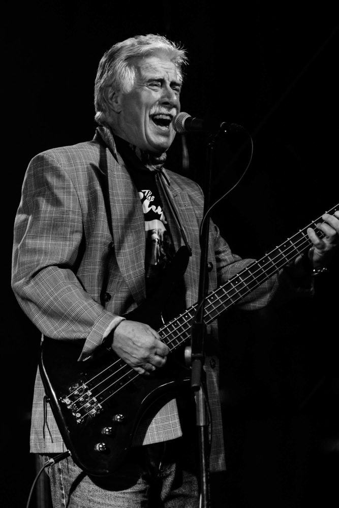 Bassist der Earls singt und spielt Bass