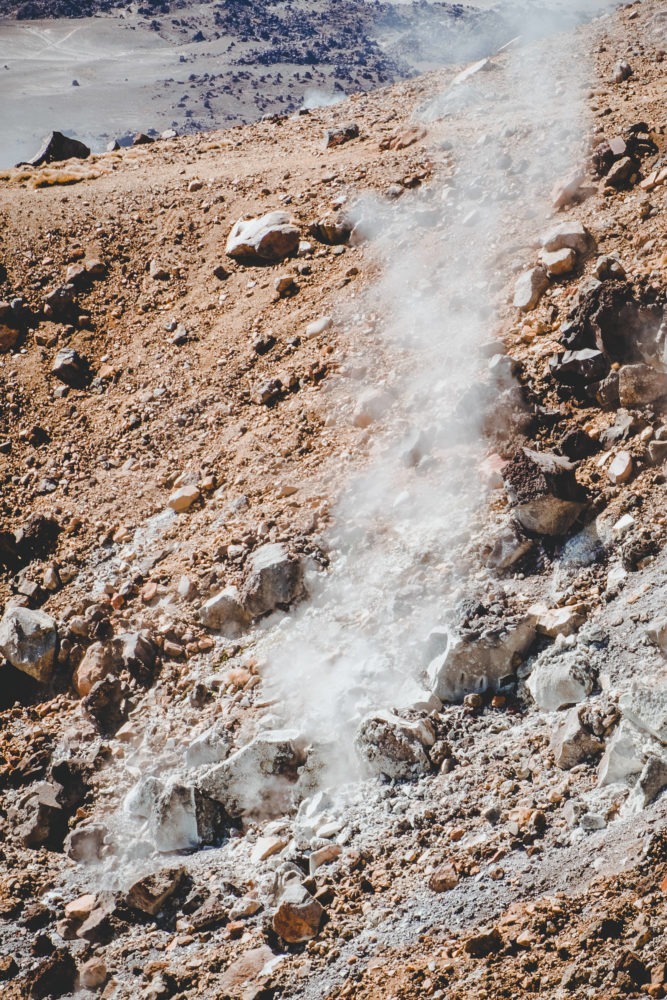 Schwefelgase treten aus dem Gestein aus