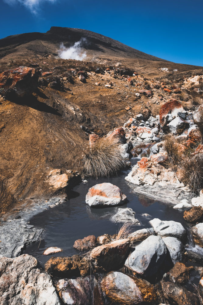 Grauer Fluss im kargen Gebirge