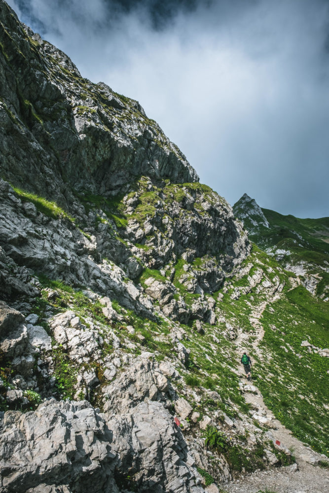 Wanderer auf felsigem Weg