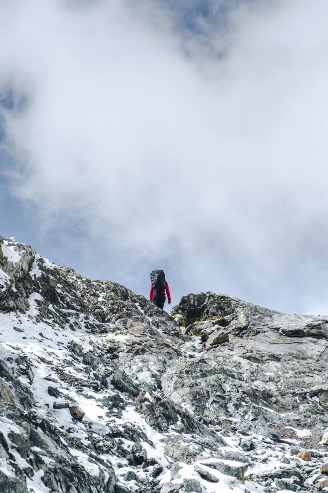 Wanderer erklimmt letzten Meter eines steilen Aufstiegs