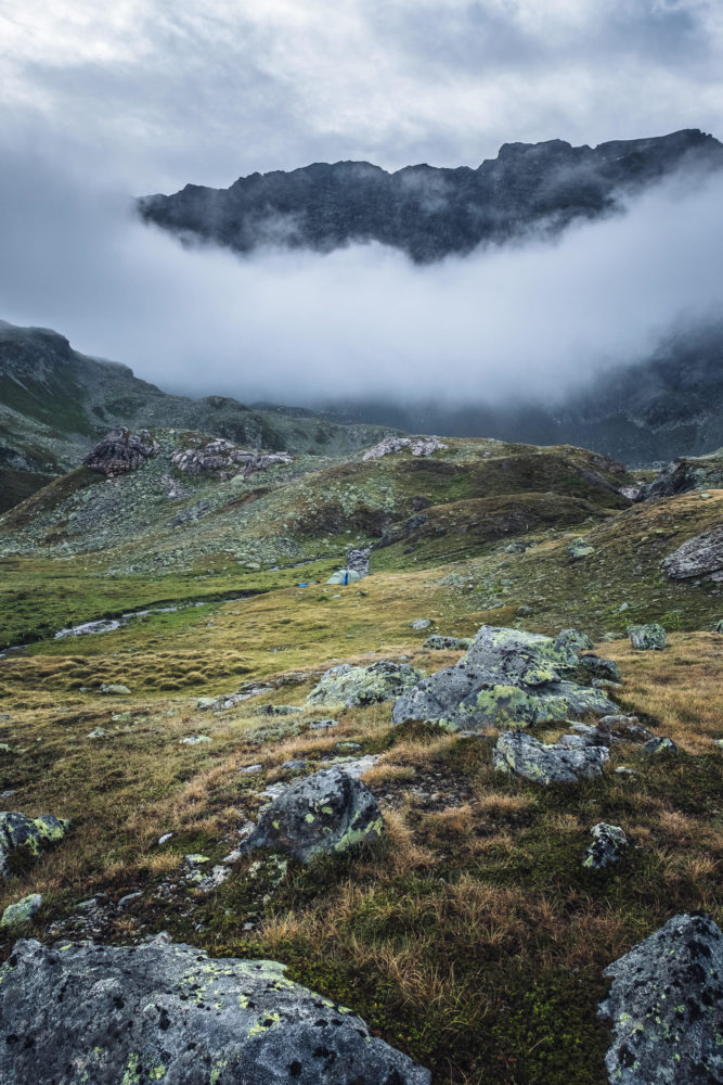 Zeltplatz in alpiner Graslandschaft