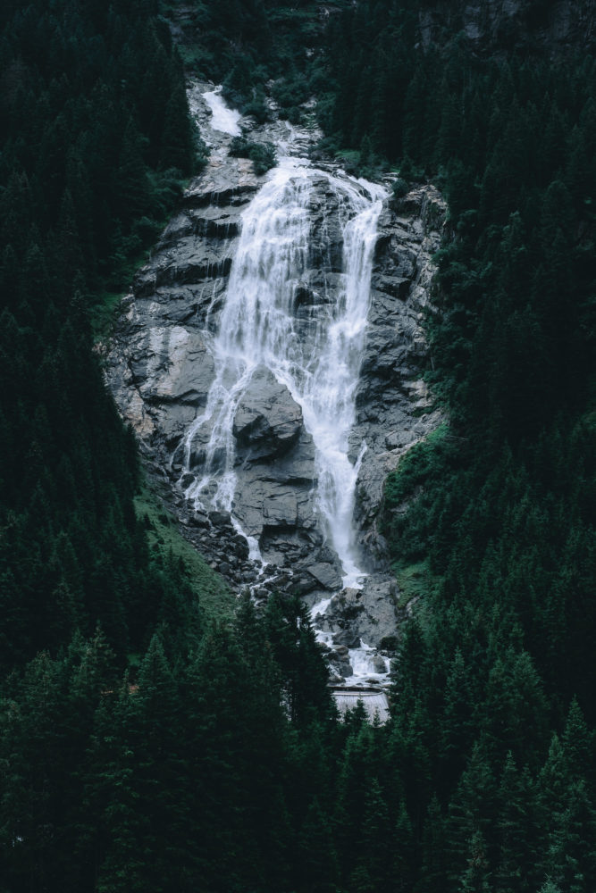 Wasserfall eingerahmt von Bäumen