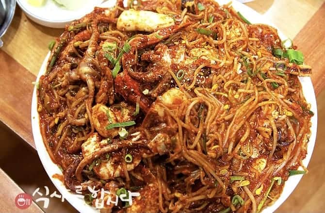 lets eat food noodles