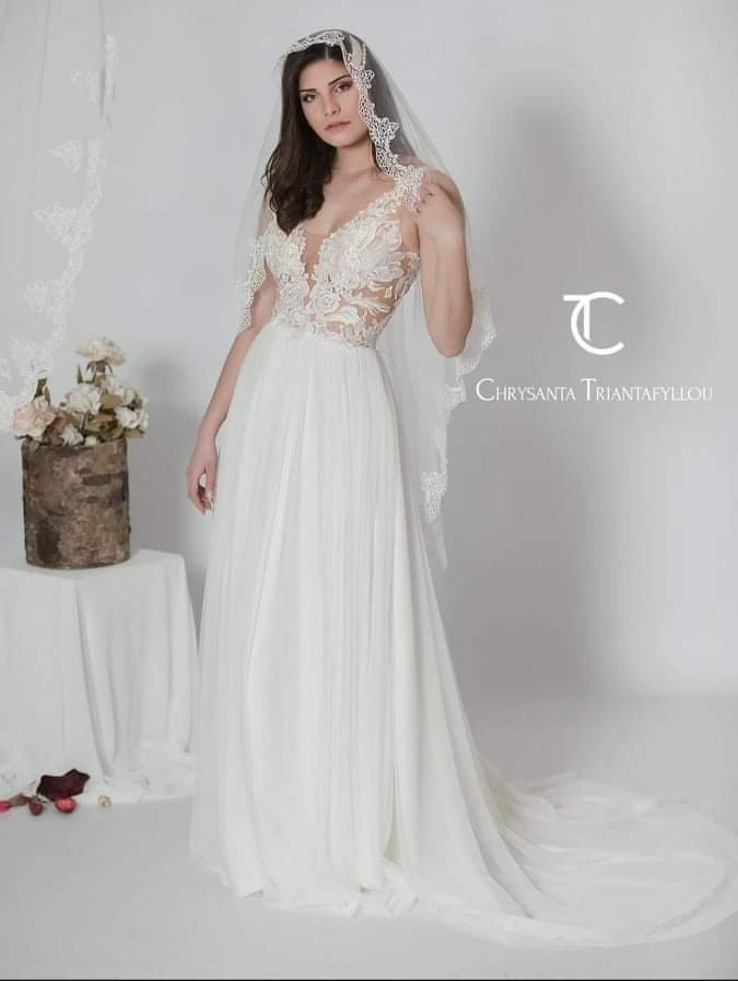 Ρομαντικό νυφικό με μεταξωτό τούλι στη φούστα και μπουστο κεντρημένο με γαλλική δαντέλα, μακριά ουρά