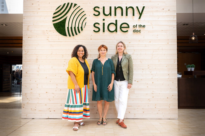 Les deux co-fondatrices du collectif Karine Dusfour Virginie Linhart avec la directrice du Sunny Side of the Doc Aurélie Reman (à gauche)