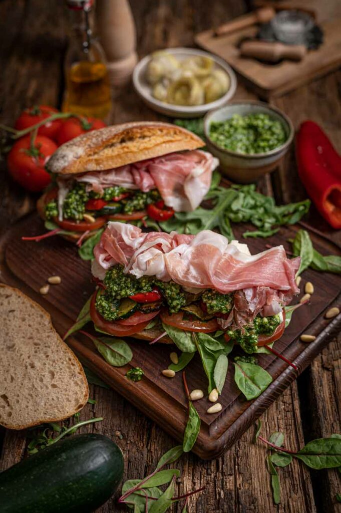 Parmaschinken Sandwich Rezept mit selbstgemachte Pesto und Ciabatta Brot