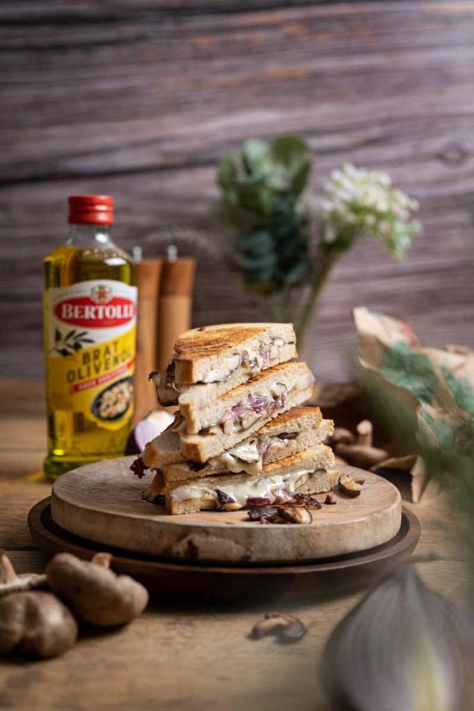 Grilled Cheese Sandwich mit Pilzen und Zwiebeln Rezept