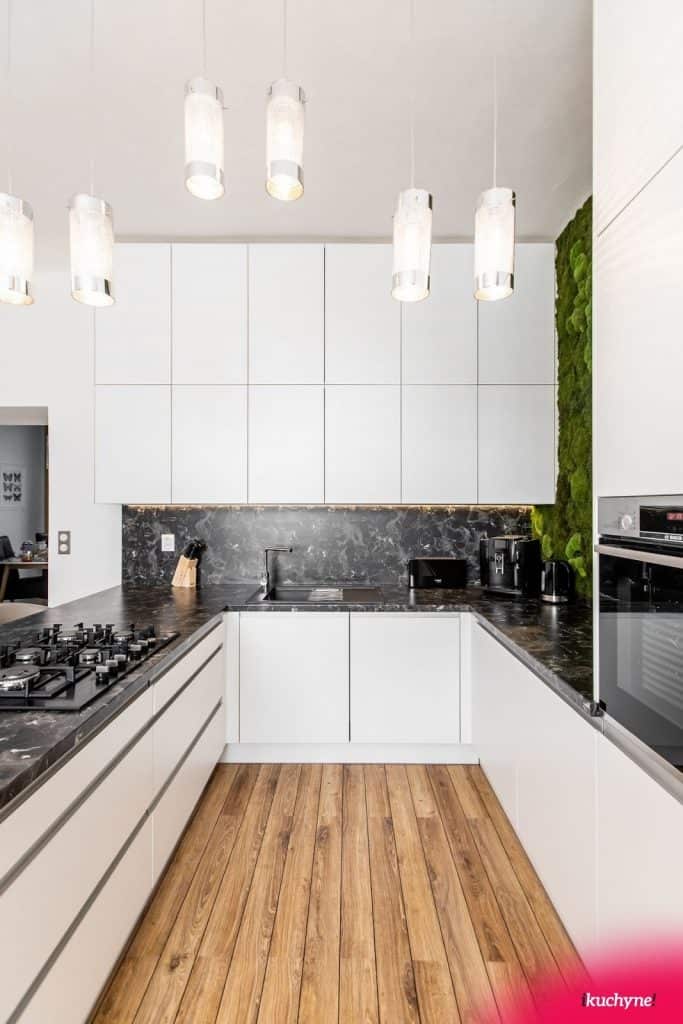 Moderná kuchyňa s “upratanými” elektrospotrebičmi. Zdroj: iKuchyne.sk