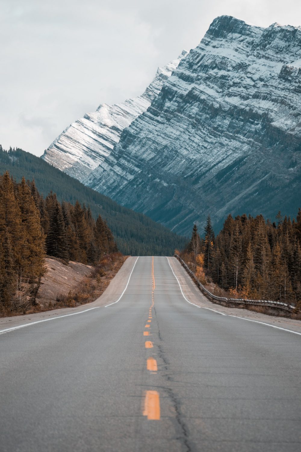 Road along steep mountains
