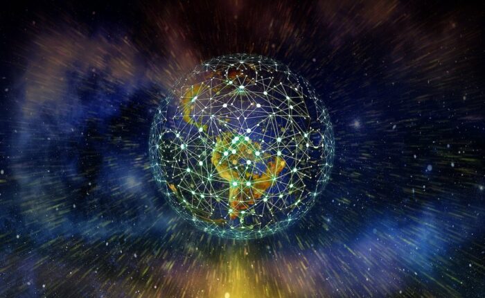 Digitale Darstellung der Erde mit vernetzten leuchtenden Punkten, umgeben von einem kosmischen Hintergrund mit Lichtstrahlen.